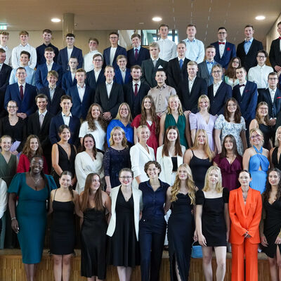 Bild vergr&ouml;&szlig;ern: Alle in der Aula