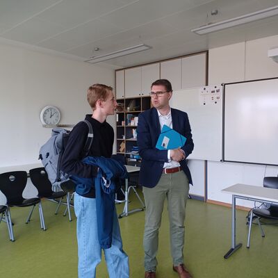 Sebastian Schmidt in einem Nachgespr&auml;ch mit einem Sch&uuml;ler